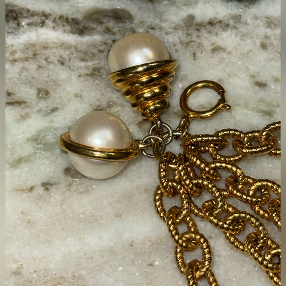 Vintage Chunky Gold Tone Faux Pearl Charm Dangle bracelet - Picture 4 of 12